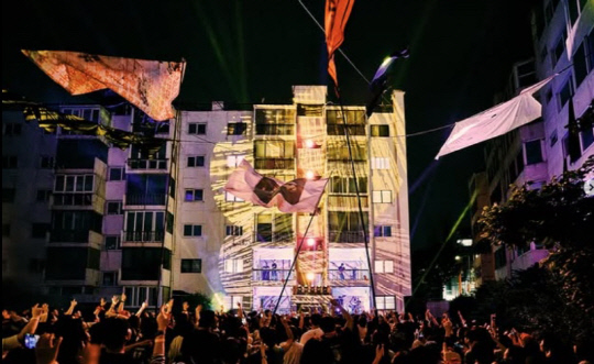 밴드 솔루션스는 이달 7일 서울 서대문구 인왕아파트에서 공연을 열었다. [엠피엠지 뮤직 제공]